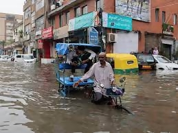Severe Rainfall Alert in India 2025 - भारत में सड़कें जलमग्न